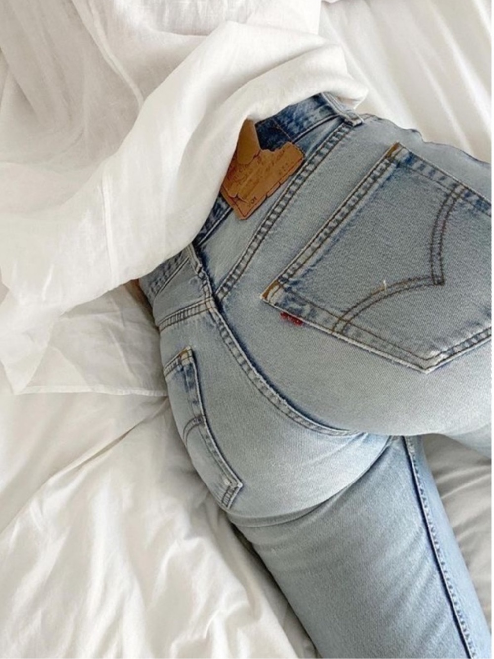 Levi’s Wedgie Straight leg. Size: 26. Excellent condition. You will ♥️ these!!
